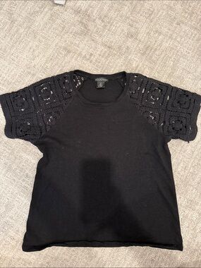 DESIGN365 Black Short-Sleeve Tee with Crochet Sleeves
